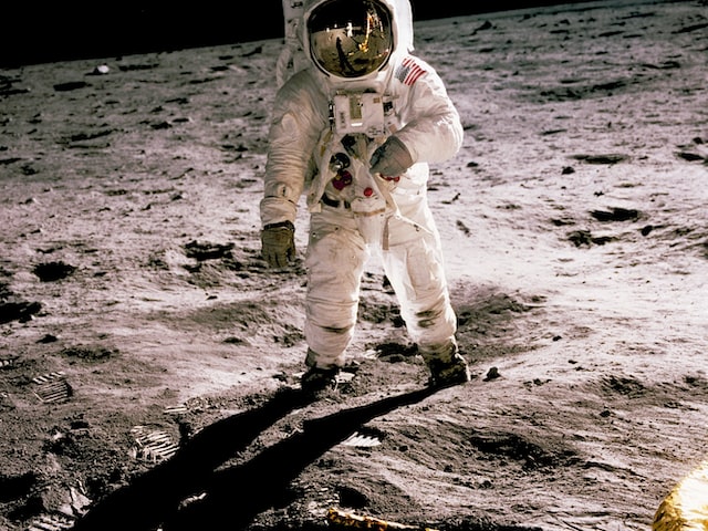 美国宇航员谁是登月第一人？